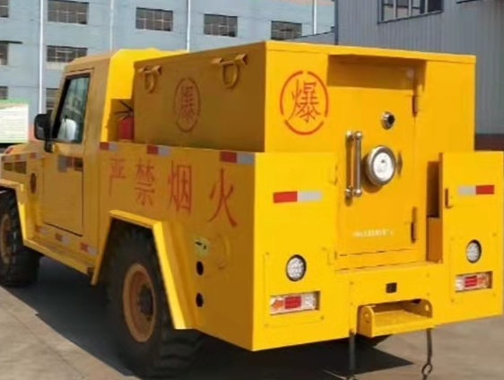 和龙凯龙爆破器材运输车：保障爆破任务的安全运行