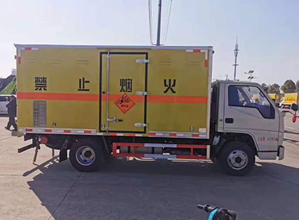 和龙爆破器材运输车技术升级与安全合规新趋势